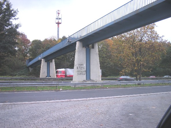 an den Mittelpfeilern wurden nachträglich Betonpfeiler als Anprallschutz errichtet
