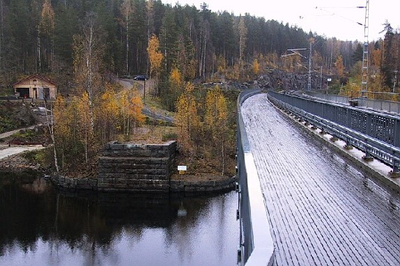 Nur das östliche Widerlager ist noch von der alten Brücke zu sehen