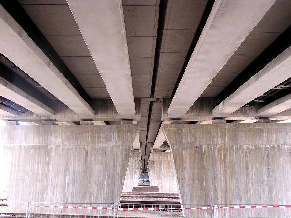 Unteransicht der fertigen Brücke