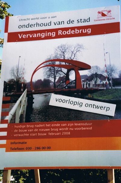 Das bauschild mit dem vorläufigen Entwurf der neuen Brücke