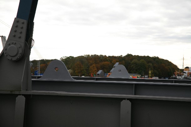 Der Waagebalken der Eisenbahnbrücke ist zu Reparaturzwecken demontiert