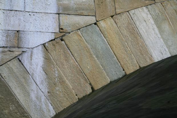 Detail des neuen Bogens (20.Jahrhundert)