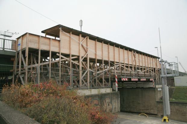 der provisorische Holzsteg nach dem Brand