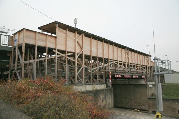 der provisorische Holzsteg nach dem Brand