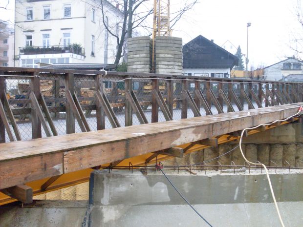 Behelfsbrücke für die Fußgänger