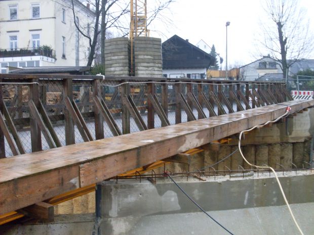 Behelfsbrücke für die Fußgänger