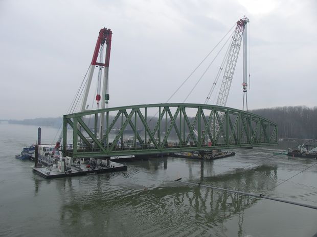 ein Foto vom Aushub, nach der Kollision – zur Reparatur des Pfeilers nötig