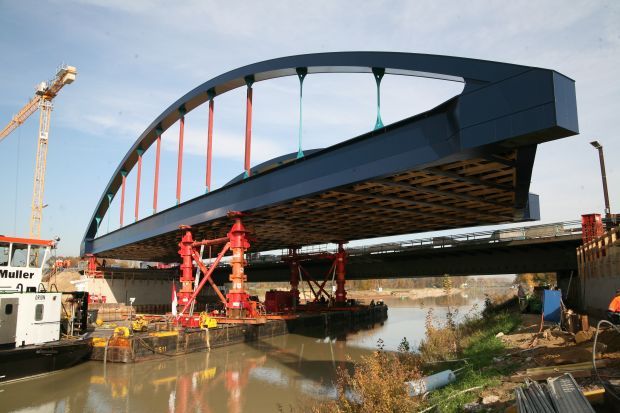 Einschwimmen der Brücke