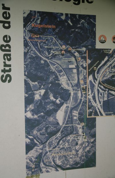 Hinweisschild etwas entfernt von der Brücke