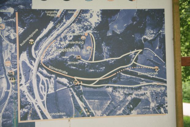 Hinweisschild etwas entfernt von der Brücke