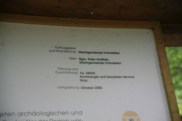 Hinweisschild etwas entfernt von der Brücke