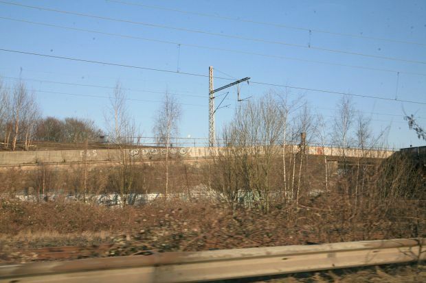 Stützmauer nördlich der Strasse