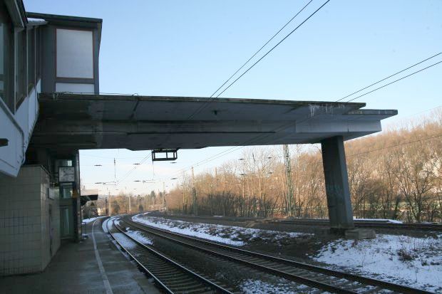 Die Brücke wurde für einen möglichen zweiten Bahnsteig vorbereitet