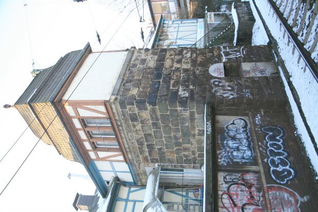 früher scheint der Bahnhsteigzugang durch diesen Turm geführt zu haben (oben wo das Fachwerk fehlt)