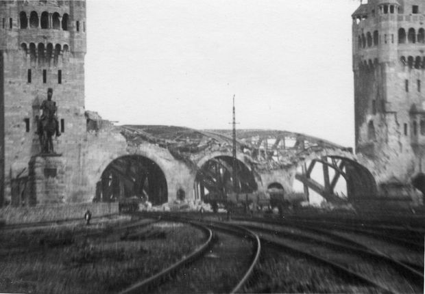 Ansicht des zerstörten Portals auf der Kölner Seite