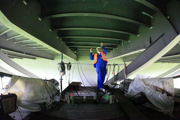 auf der Arbeitsbühne unter der Fahrbahnplatte