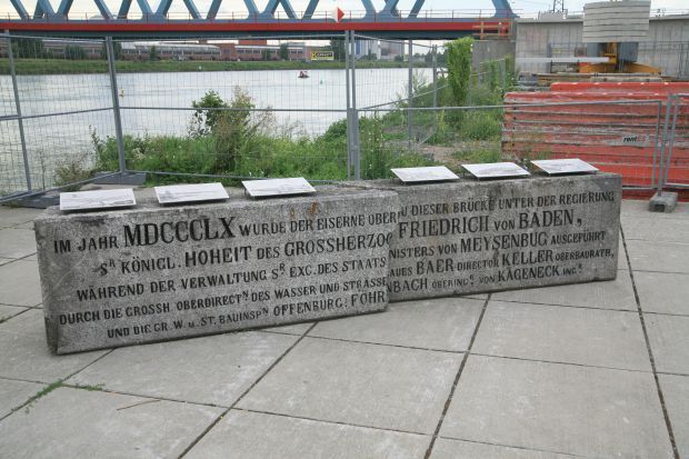 Gedenkstein mit den Brücken in Kehl