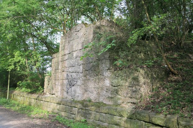 Reste eines alten Widerlagers, gut zu erkennen sind die einzelnen schichten des Stampfbeton