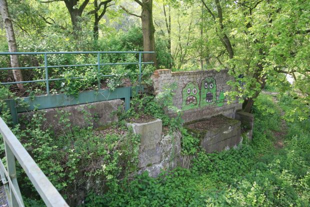 Widerlager für die Gleise der strategische Bahn