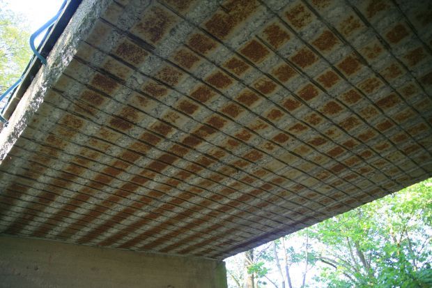 an der Unterseite gibt es keine Betonüberdeckung mehr, dafür kann die Konstruktion gut sehen