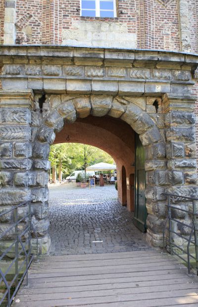 Tor mit den Öffnungen der Zugbrücke