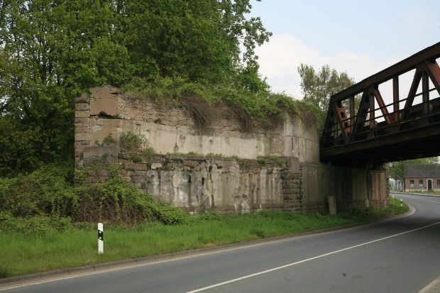 Widerlager für die strategische Bahn Moers-Geldern, die etwas nördlich hiervon in die Hauptstrecke übergeht