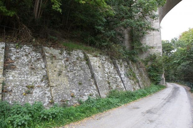 Stützmauer südliche der Brücke