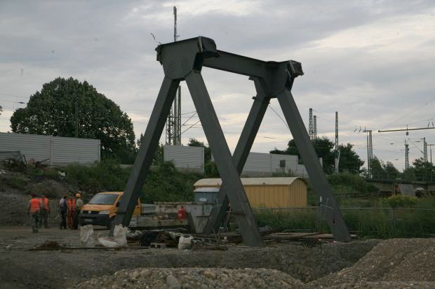 der letzte Rest der alten Eisenbahnbrücke