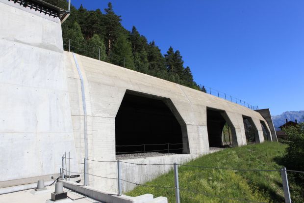 Galerie nördlich der Brücke