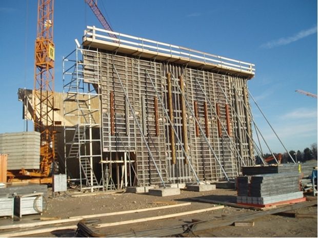 Mit ihrer integrierten Gurtung gelten die NOEtop Großelemente als gelungene Synthese zwischen Rahmenschalung und Trägerschalung. (Foto: NOE-Schaltechnik, Süssen)