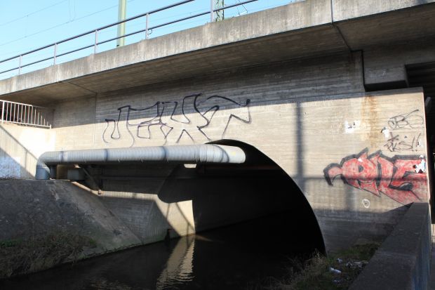 seitlich wird der Leinekanal überbrückt