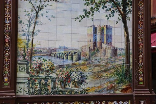 die alte Brücke von Cordoba auf einem Fliesenbild an einer Hausfassade in Madrid