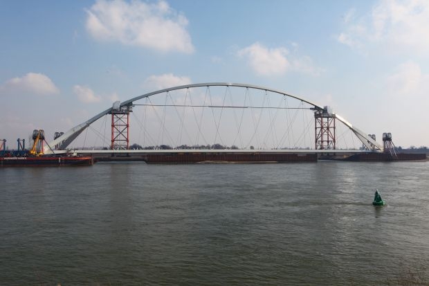 Der BrÃ¼ckenÃ¼berbau liegt noch am Waalufer