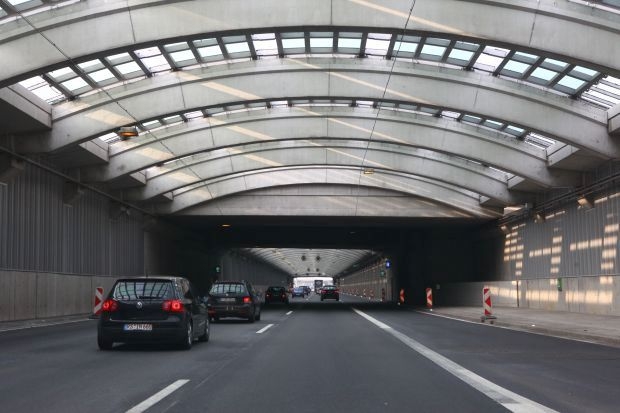 Die neue Brücke ist in die Lärmschutzeinhausung integriert