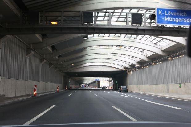 Die neue Brücke ist in die Lärmschutzeinhausung integriert