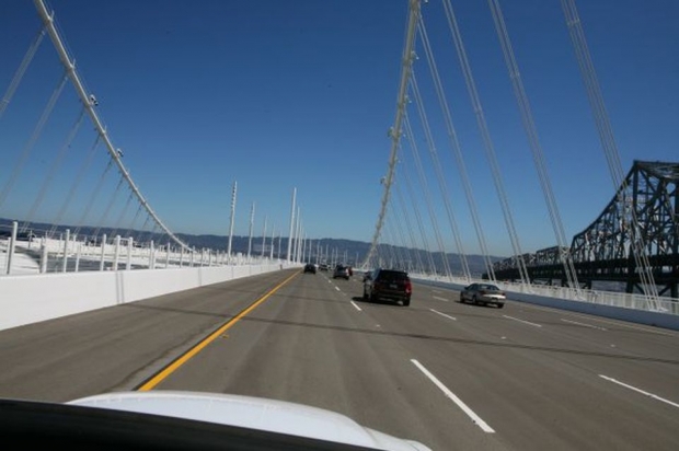 Fahrt über die Brücke am ersten tag nach der Eröffnung