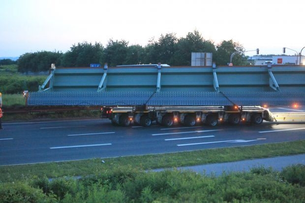 Antransport neuer Brückenteile