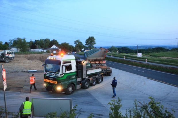 Antransport neuer Brückenteile