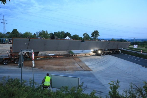 Antransport neuer Brückenteile