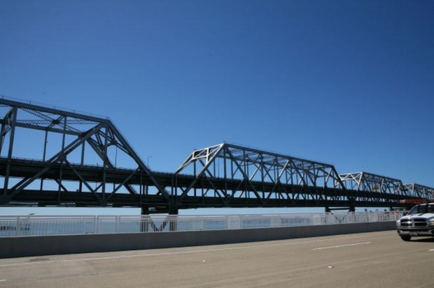 Fahrt über die Brücke am ersten tag nach der Eröffnung