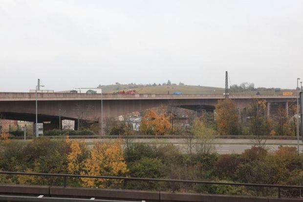 Brückenteil über der Eisenbahn