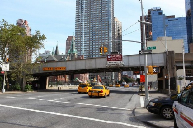 das westliche Ende der Brücke