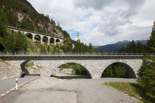 Brücke oben im Hintergrund
