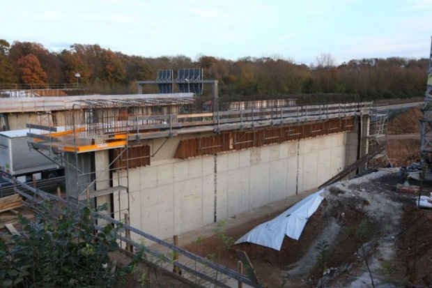 Montage des östlichen Überbaus aus 12 Fertigteilträgern