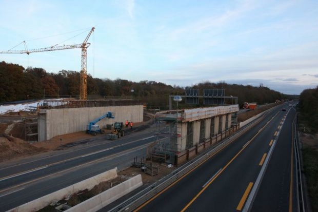 Montage des östlichen Überbaus aus 12 Fertigteilträgern