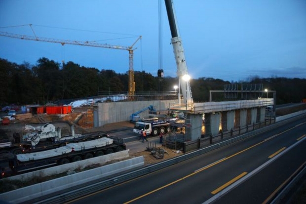 Montage des östlichen Überbaus aus 12 Fertigteilträgern
