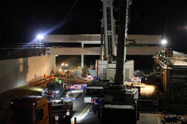 Montage des östlichen Überbaus aus 12 Fertigteilträgern