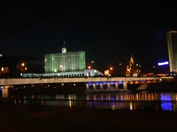 bei Nacht mit dem Weißen Haus im Hintergrund