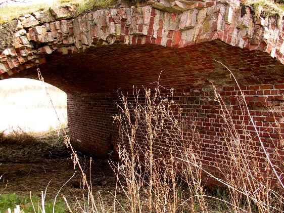 Bauruinen an der Zufahrten zur Brücke