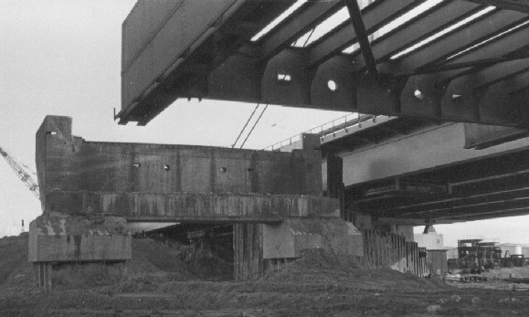 Transport des alten Brückenbogens zur De Meernbrug